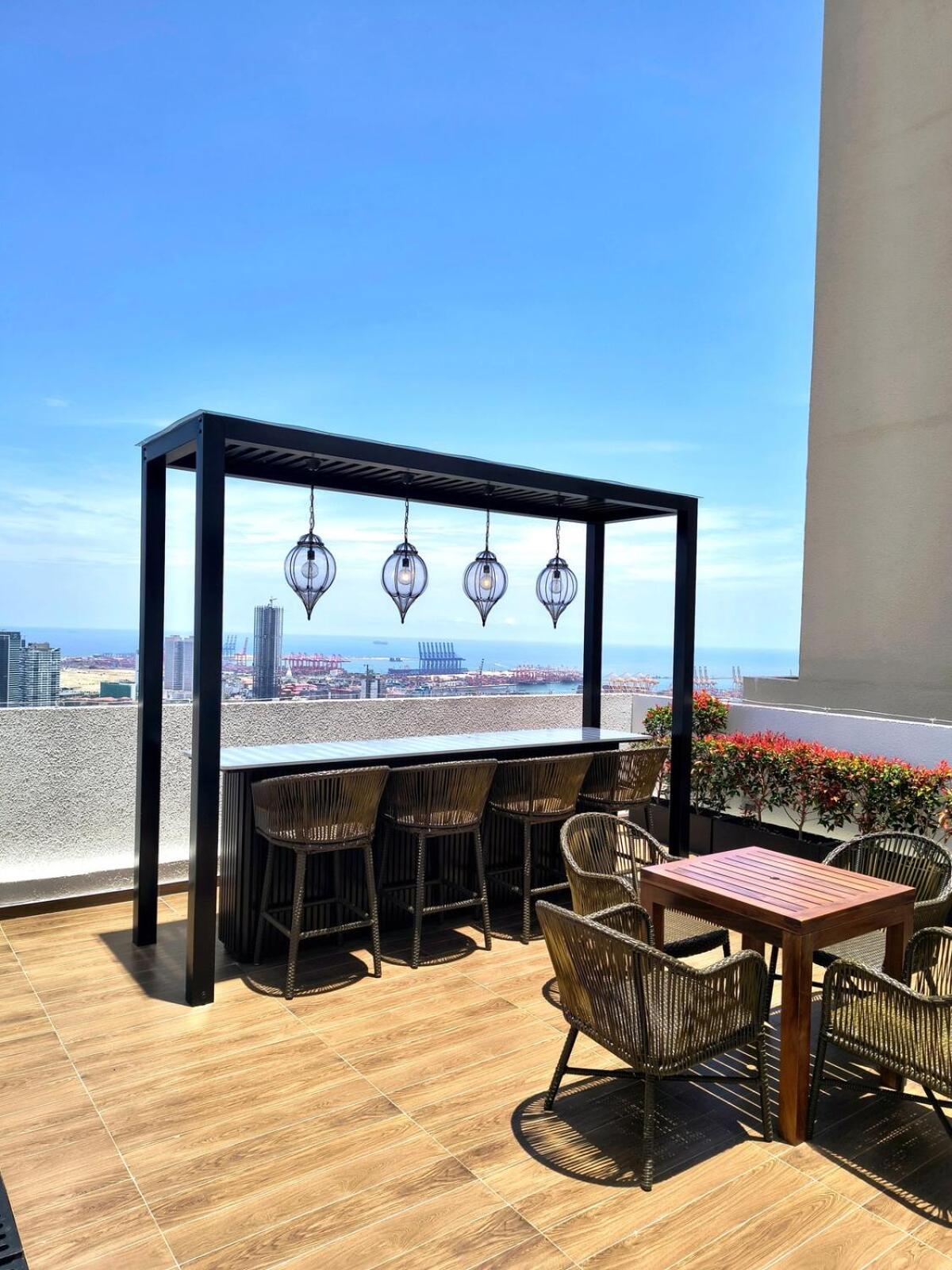 Stylish & Cozy High-rise Retreat - Sennrise Apartment Colombo